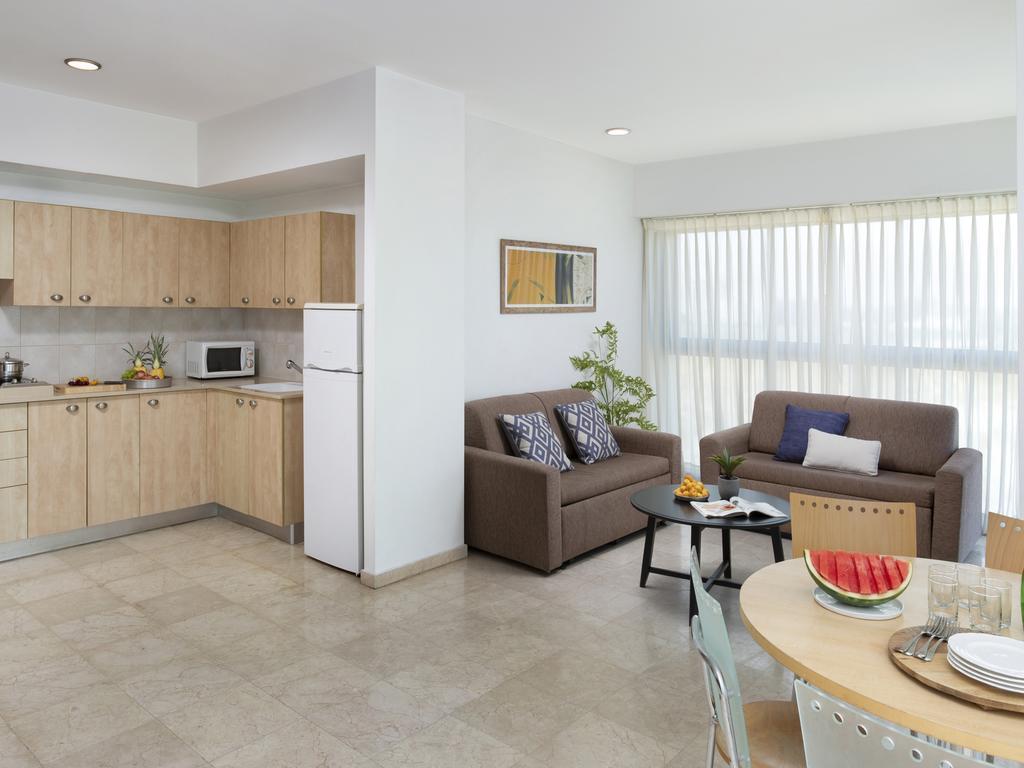 Aparthotel Okeanos On The Beach Herzelia Quarto foto