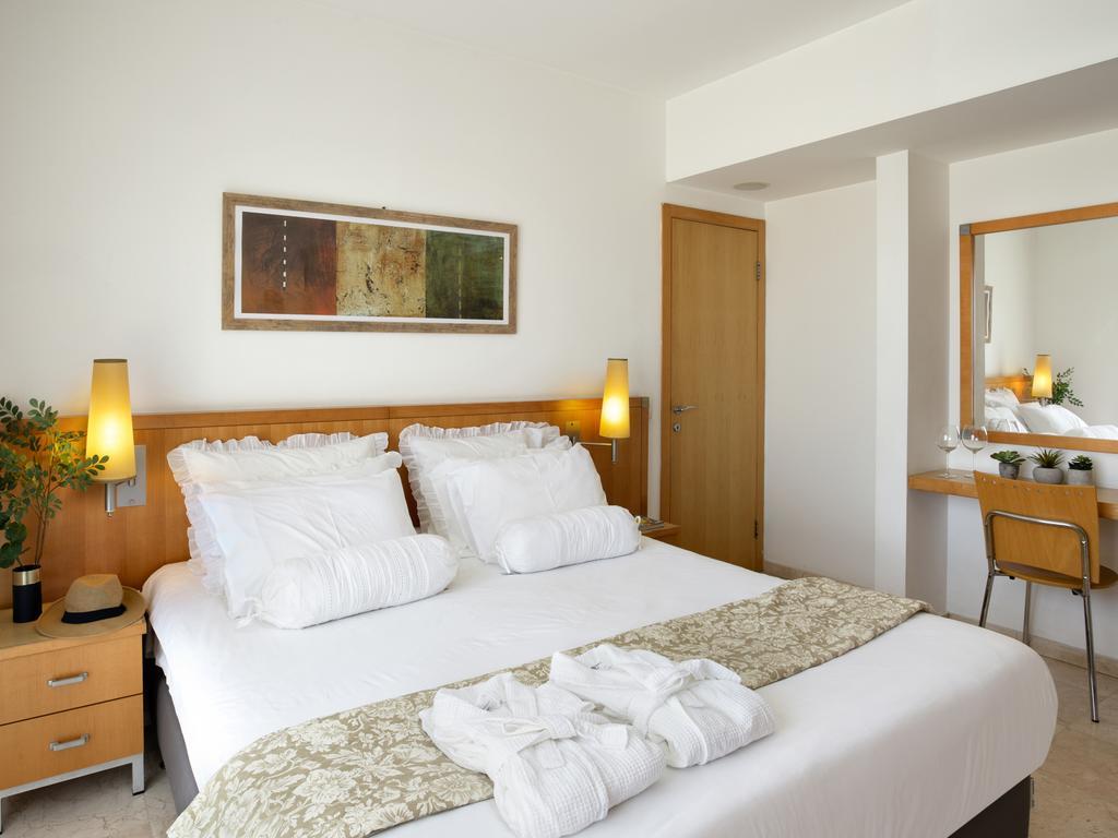 Aparthotel Okeanos On The Beach Herzelia Quarto foto